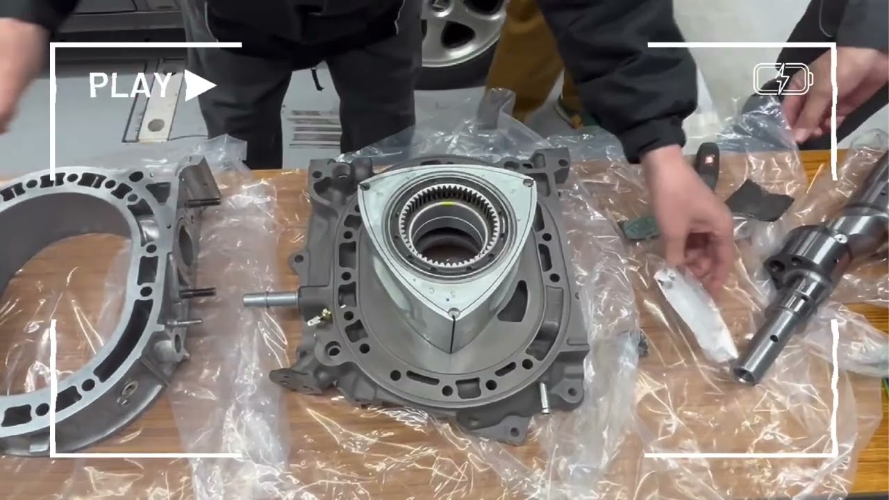 ロータリーエンジン展示用の模型を組んでみた - YouTube