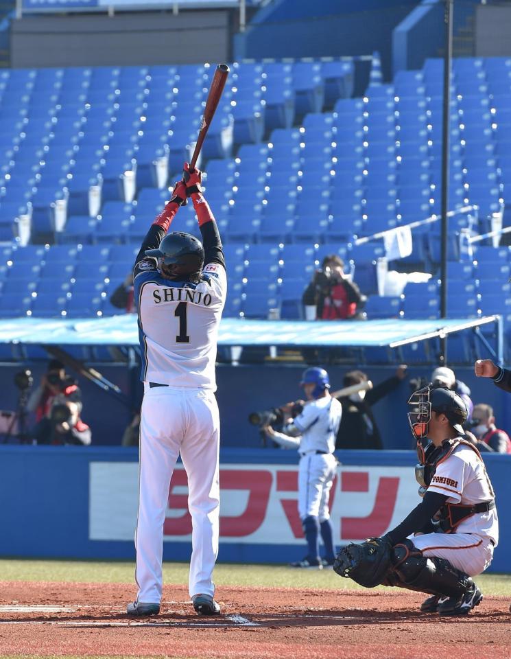 新庄氏の初打席は二ゴロで苦笑い 現役時代と変わらないフォームで初球