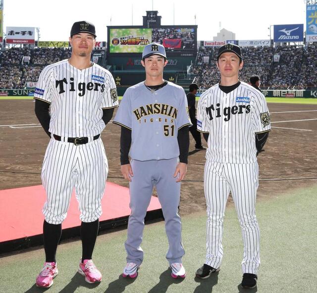 阪神 球団創設90周年、来季新ユニホーム発表 佐藤輝「新しい、強い