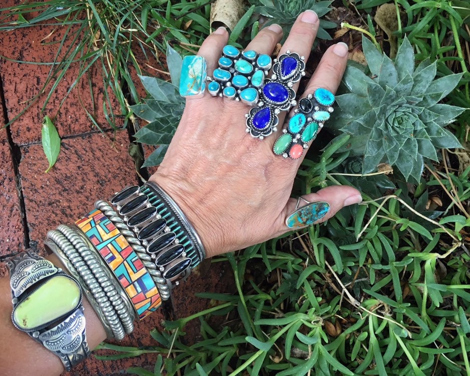 VIRGIL BEGAYナバホnavajoのスワティカバングル 石はbisbee