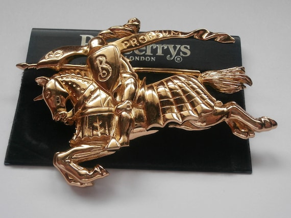 バーバリー・オブ・ロンドン 馬上の騎士 ファーストロゴ ピンブローチ