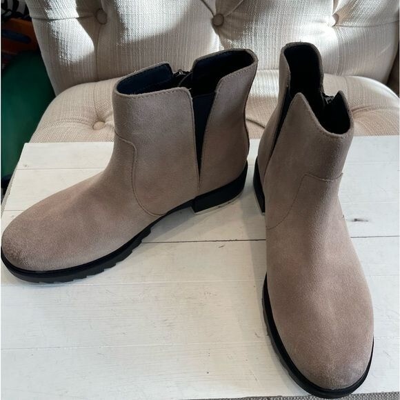 NWT Sorel Emilie II Chelsea bootie Women 7.5/ 38.5 EU Waterproof