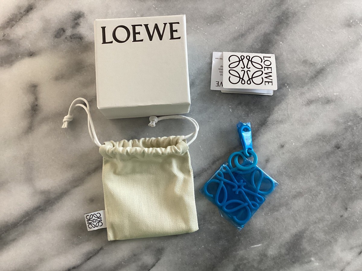 100% Authentic Loewe logo keychain in the color Canyon | eBay