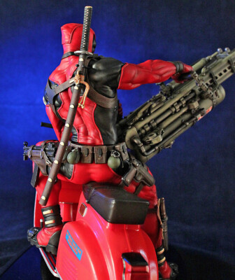 DEADPOOL on VESPA Gentle Giant 1/6 Statue with flaws. Read the ad