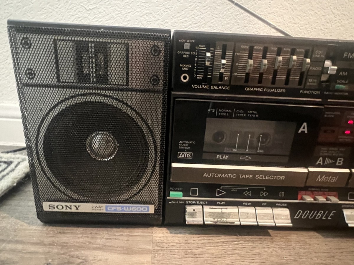 SONY CFS-W600 STEREO AM/FM CASSETTE RADIO BOOM BOX W/DETACHABLE
