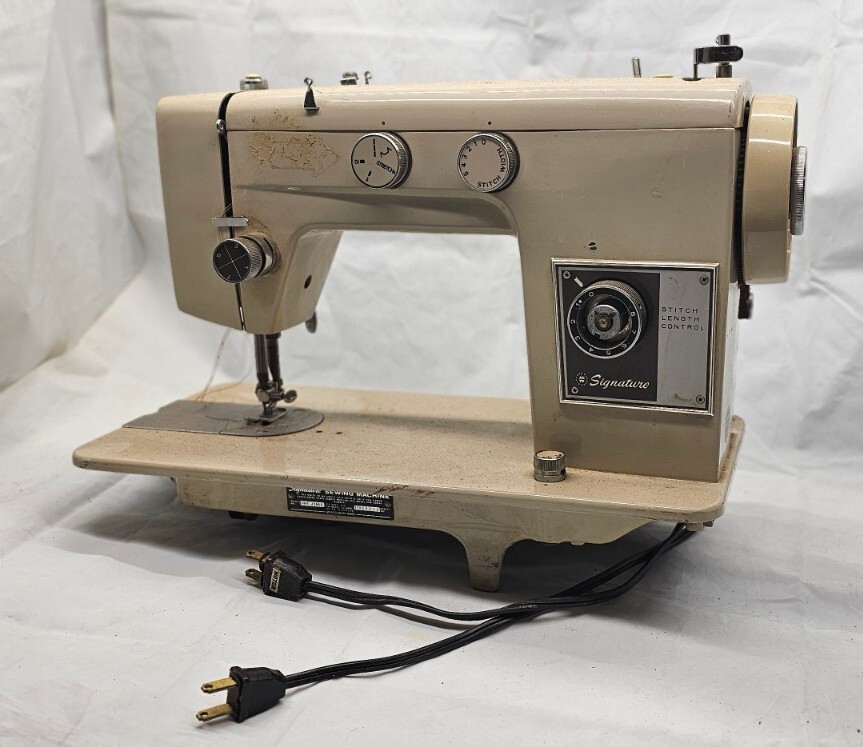 SIGNATURE / MONTGOMERY WARD - Vintage - Sewing Machine (Model UHT