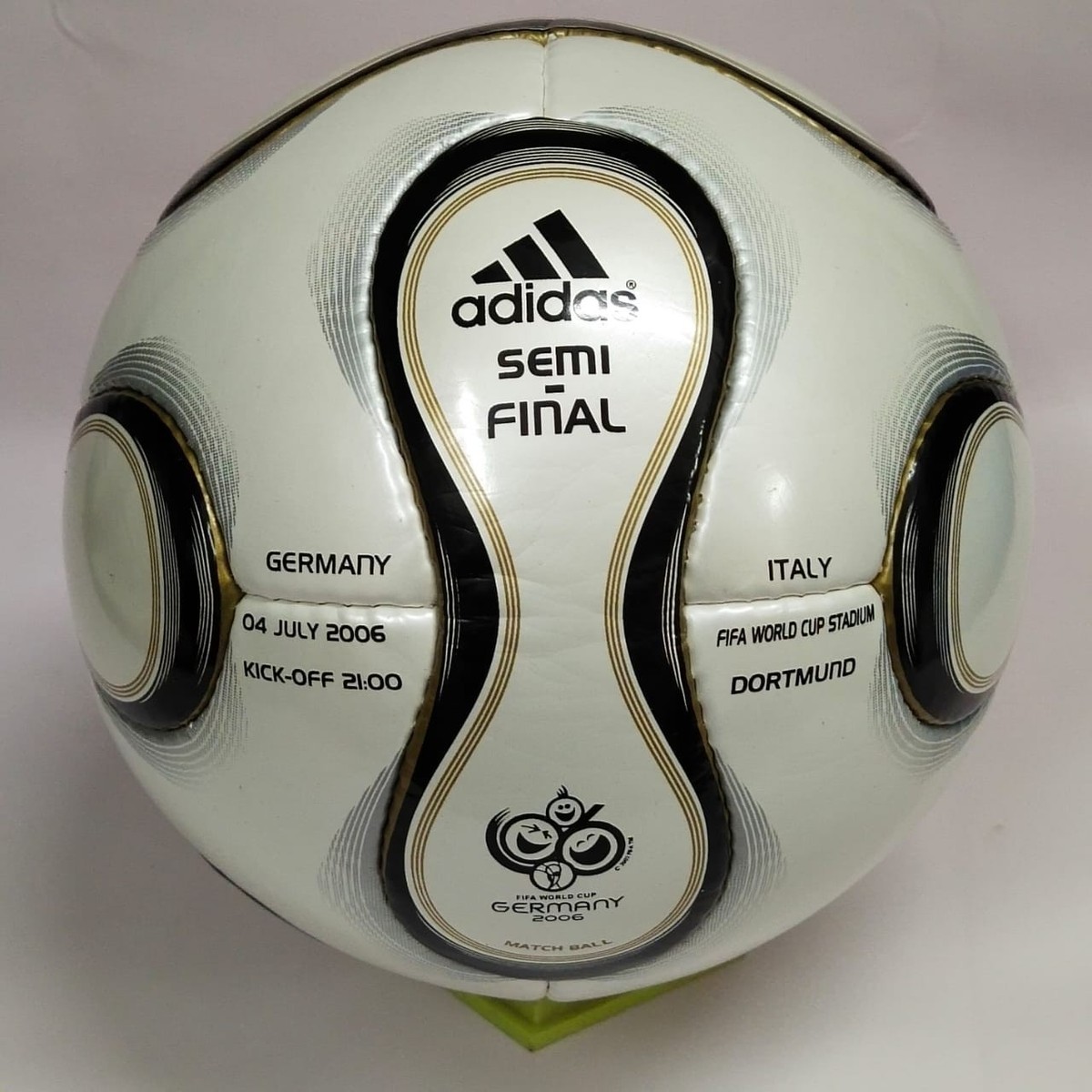 New OG Adidas Teamgeist 2006 World Cup Germany Berlin Official
