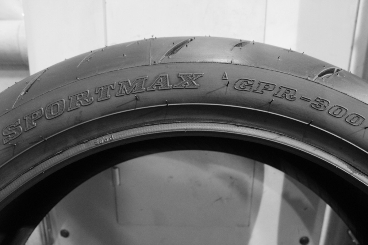 KAWASAKI Z900 DUNLOP SPORTMAX GPR-300 TWO TIRE SET 120/70-17 180