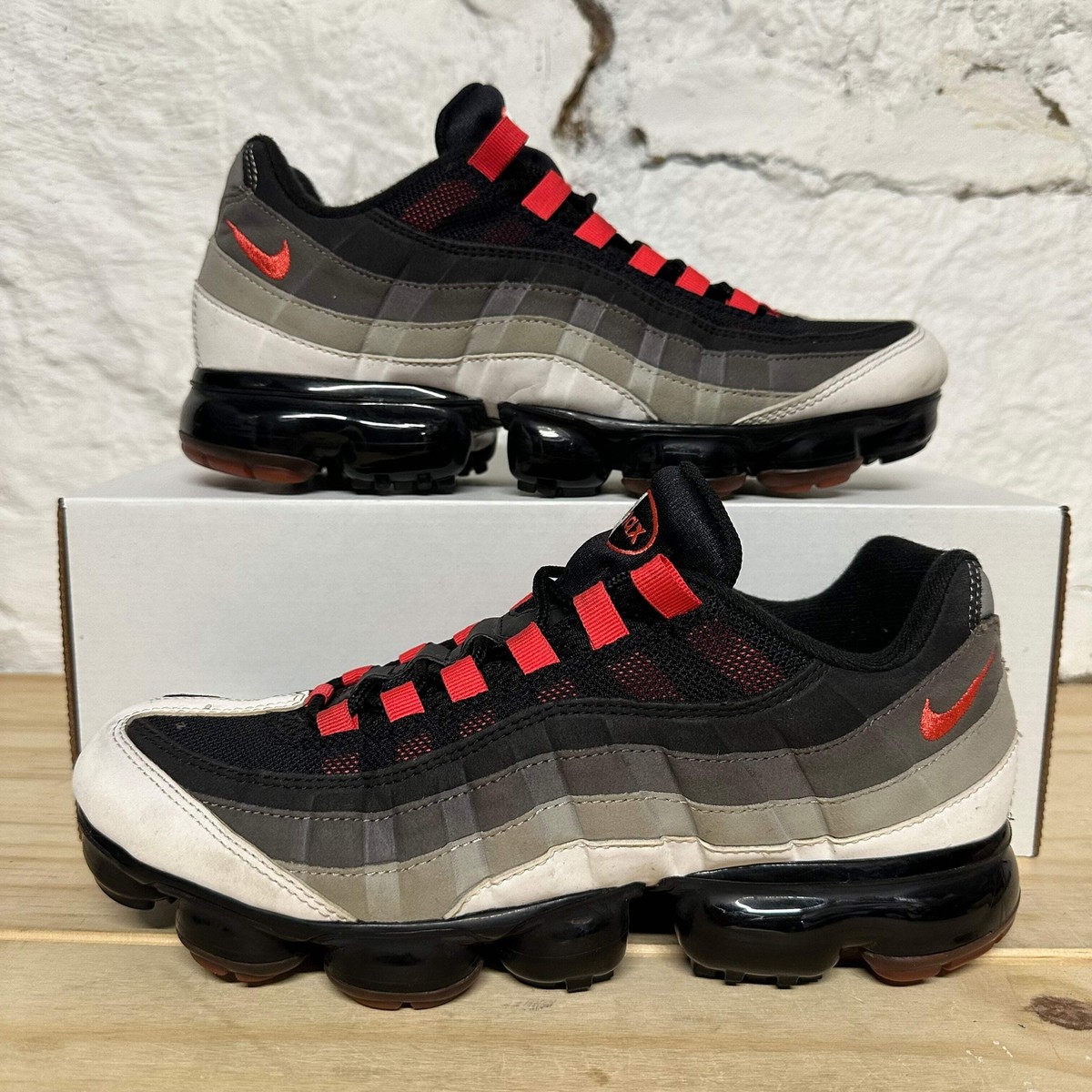 Nike Air VaporMax 95 'Hot Red' Men's Size 9.5 Pre-owned Sneakers