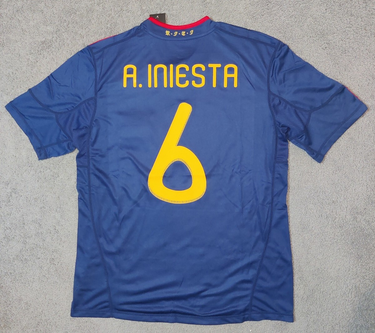 A. INIESTA サイン入りユニフォーム 6 イニエスタ 【公式通販】