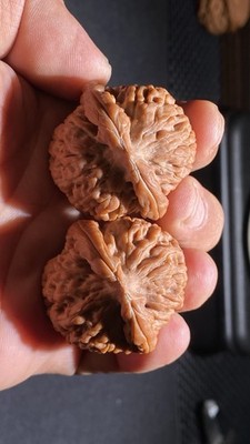 Traditional Chinese Wenwan Walnuts – Massage Balls 文玩核桃莲花虎
