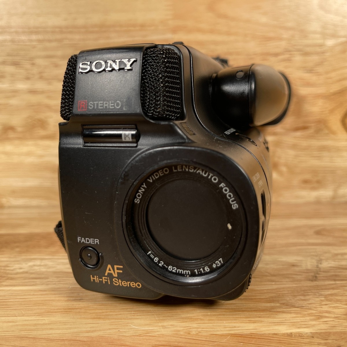 Sony HandyCam Video 8 CCD-TR71 10x Optical Zoom Video Camera