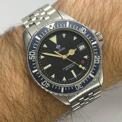 Vintage Swiss Zodiac Red Dot Professional 200 Quartz Dive Watch