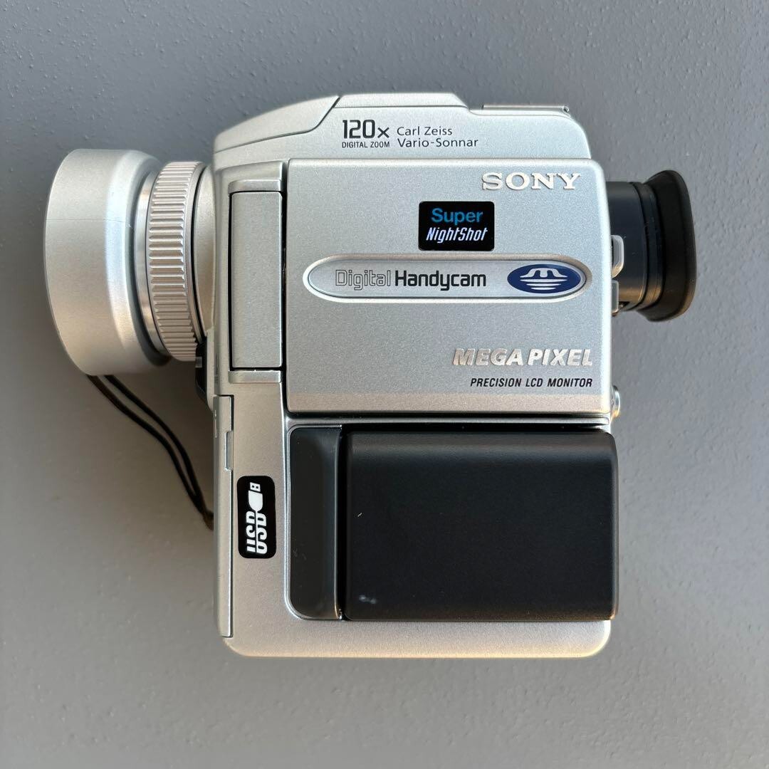 Sony Handycam DCR-PC110 Mini DV Hybrid Camcorder Nightshot 2.5 inc