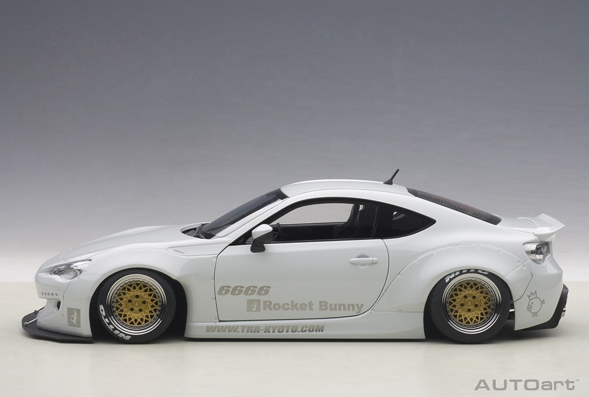 TOYOTA 86 ROCKET BUNNY WHITE WITH GOLD WHEELS BY 1:18 78756 New In