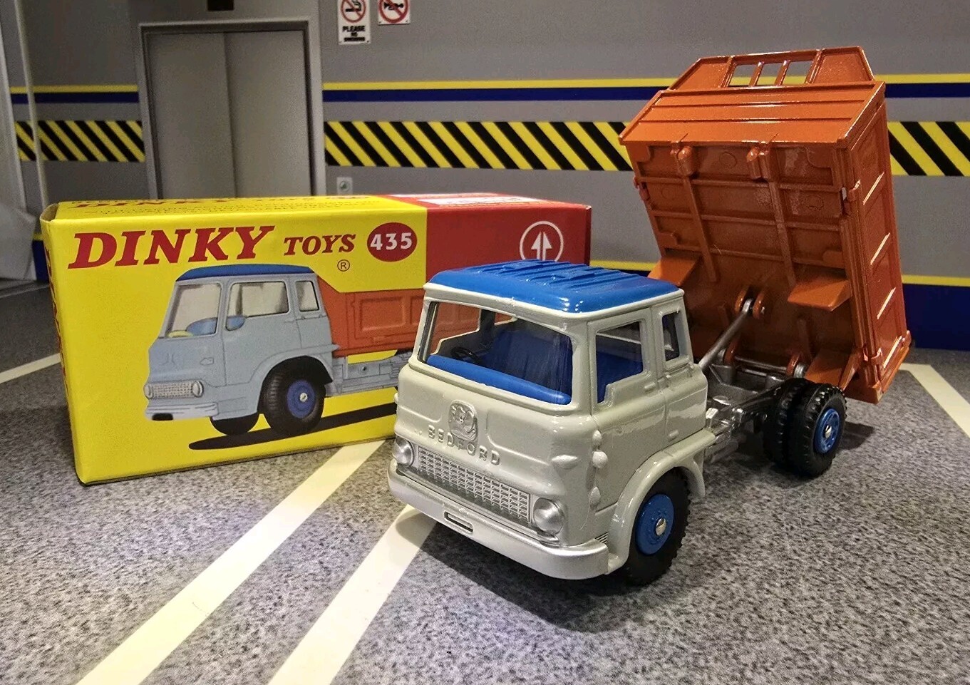 Dinky 435, Bedford TK Tipper - Free Price Guide & Review