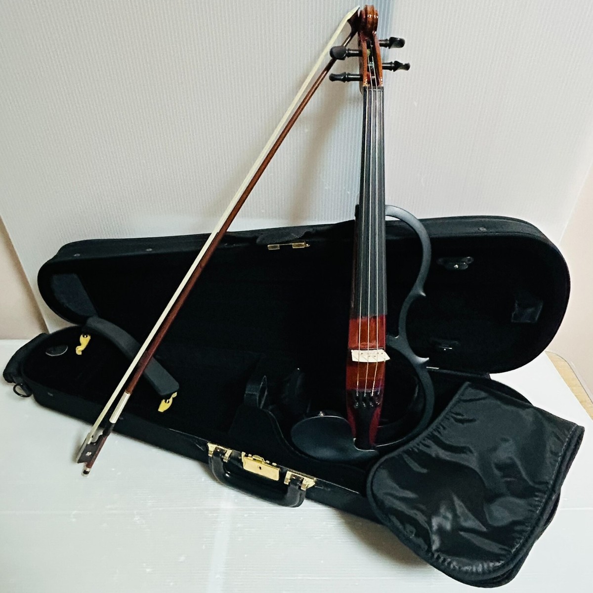 YAMAHA Electric Silent Violin SV150 SV-150 with case. Control box