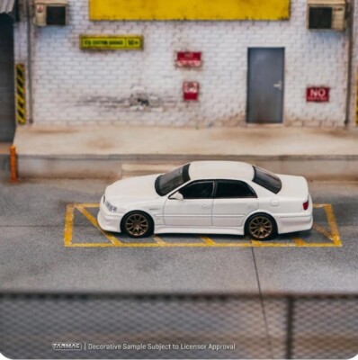 Tarmac Works 1:64 Vertex Toyota Chaser JZX100 white metallic die