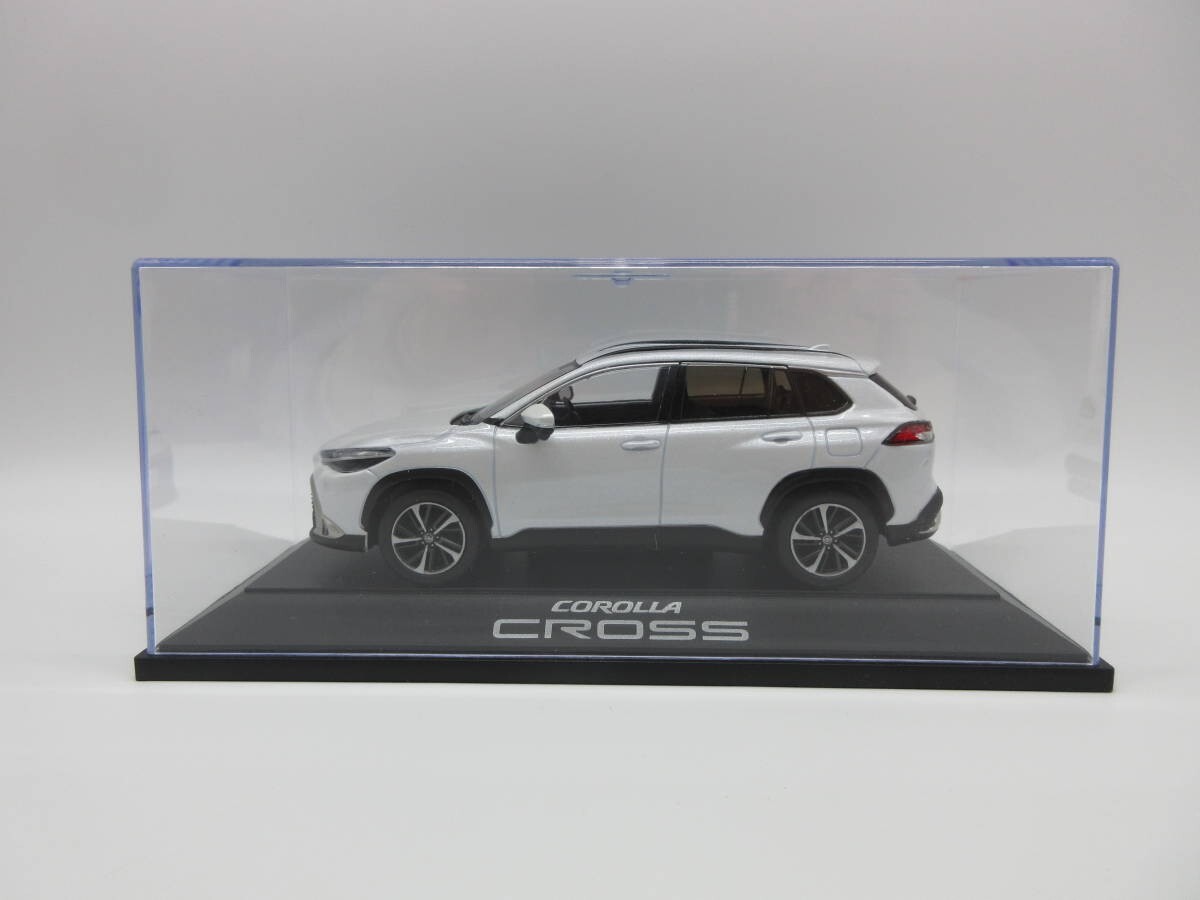 1:30 Toyota Corolla Cross Color Sample Mini Car Platinum White