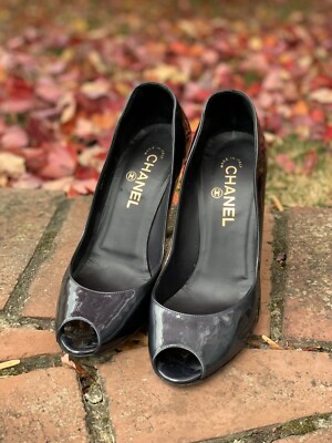 CHANEL Black Gold Patent Leather Interlocking CC Peep-toe Pumps