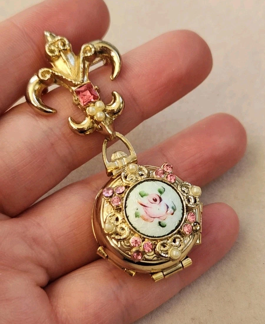 Pegasus Jewelry In Vintage Designer Costume Pins & Brooches for