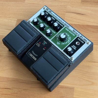 Boss RE-20 Roland Space Echo Tape Echo Simulator Guitar Effects
