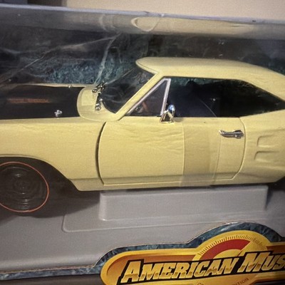 1969 Dodge Super Bee 1/18 Die Cast Model Ertl American Muscle 7270