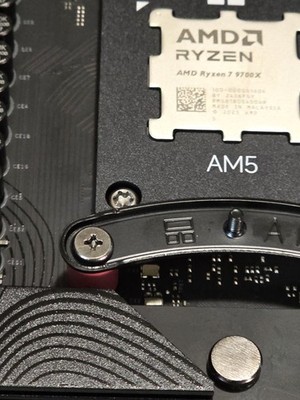 New AMD Ryzen 7 9700X 8-Core 16-T 3.8GHz AM5 Desktop Processor CPU