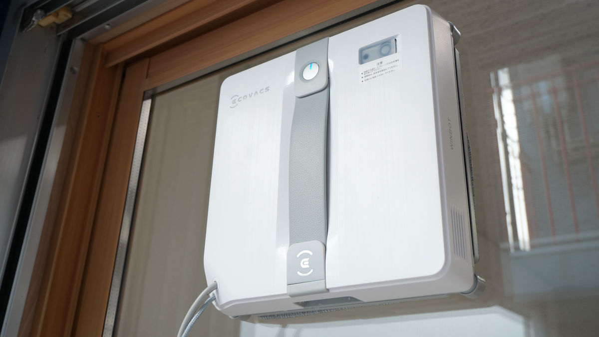 窓ガラスにピタッと吸いつき窓を水拭きしてくれる窓掃除ロボット