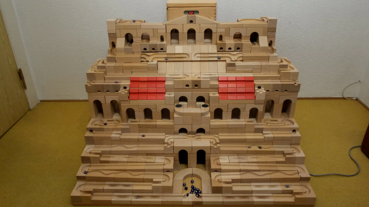 木製玩具CUBOROで作られたビー玉転がしのロングランコース - GIGAZINE