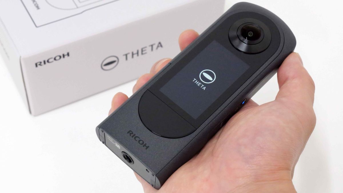 タッチパネル搭載＆5.7Kムービーを撮影可能な360度カメラ「RICOH THETA