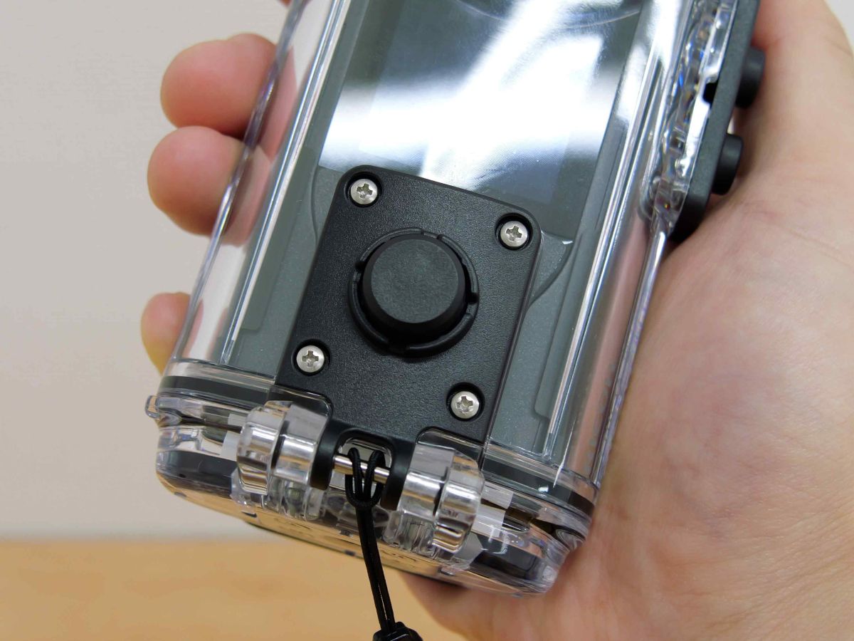 360度カメラ「RICOH THETA X」を防水ケースにセットして水中撮影し