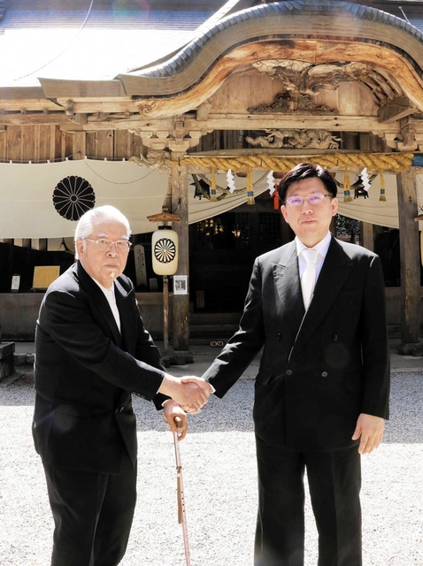 伝統工芸品「明珍火箸」明珍家が当主交代 53代宗敬さん「初心忘れず