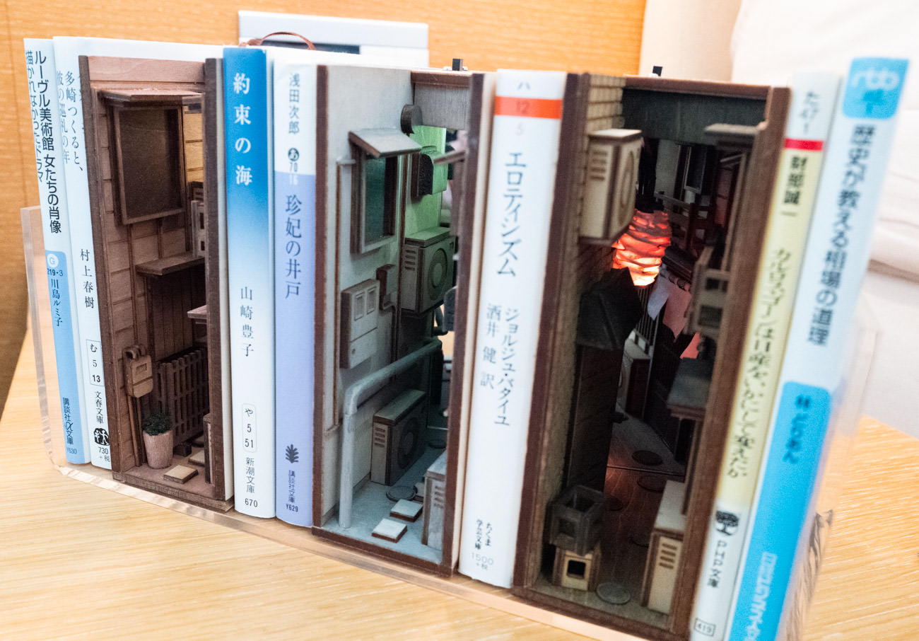 ART in PARK HOTEL TOKYO 2019】デザフェスで人気「路地裏BOOK SHELF
