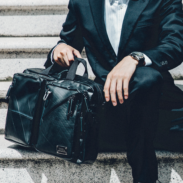 A4の書類が綺麗に収まる。突然の雨でも安心の防水ビジネスバッグ5選