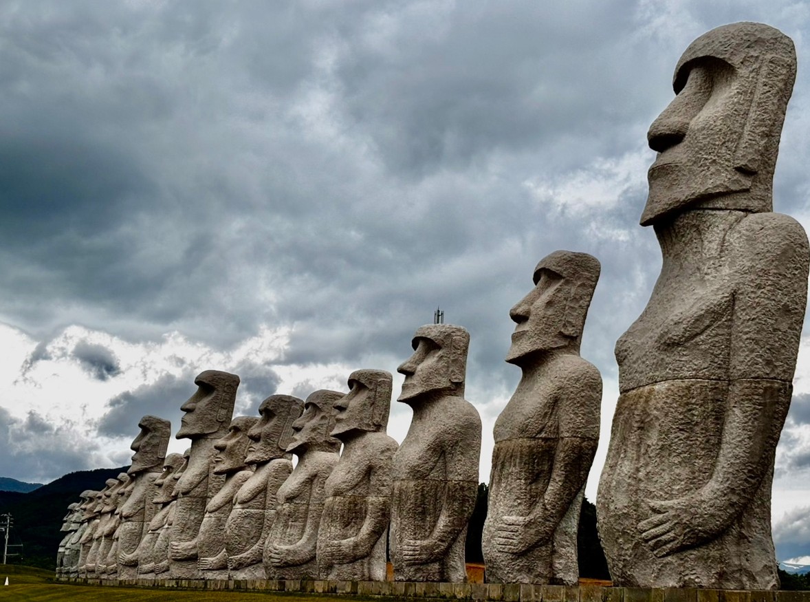 モアイ像やストーンヘンジが滝野霊園にあるのはなぜか | 札幌クリップ