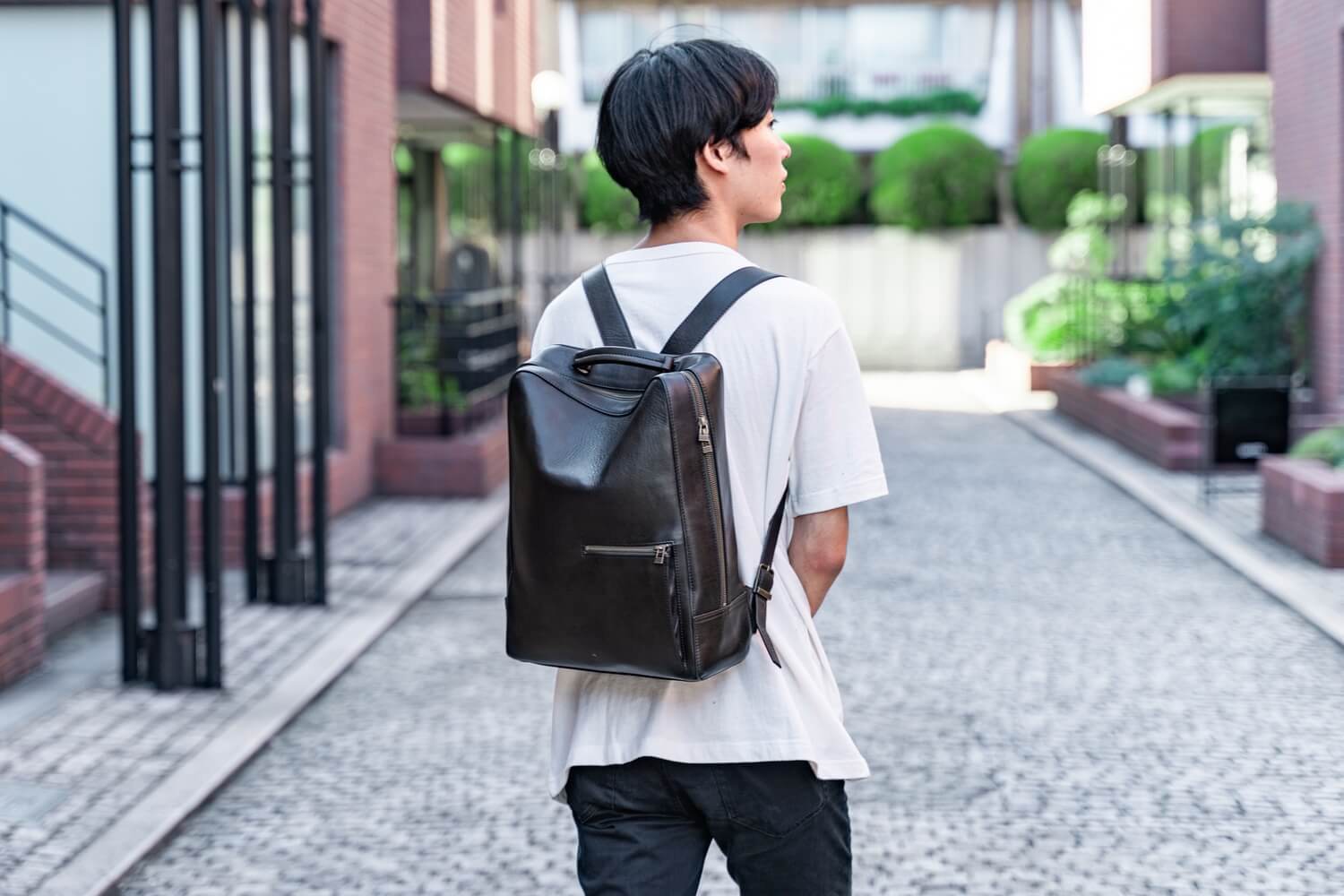上質な四角いリュック。MOTHERHOUSE「Antique Square Backpack