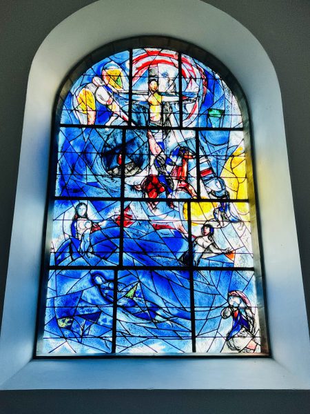 英国のなかのロシア】すべての窓がシャガールのステンドグラスで彩られ