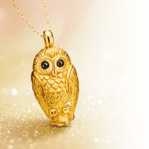 純金のふくろう＞ダイヤモンド入り24金製宝飾ペンダント：I・E・I