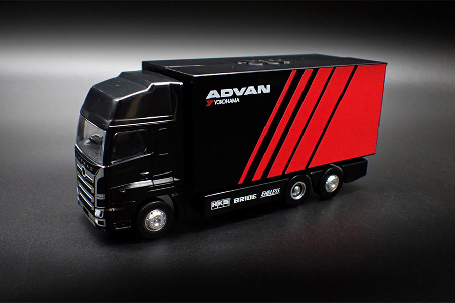 T64-080-ADV 1/64 Pandem Yaris ADVAN With Truck Packaging | LINE UP