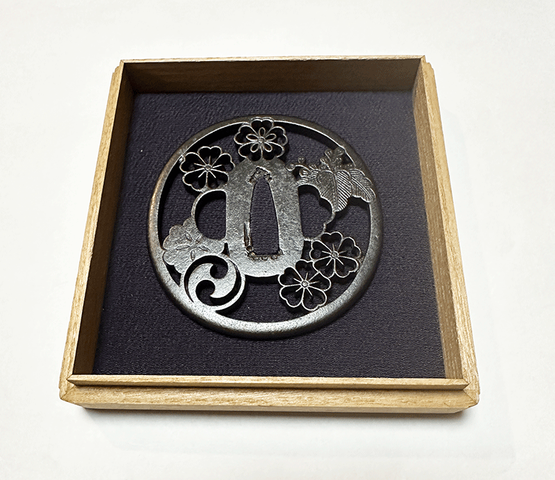 時代 透桜紋刀鍔 木箱付 91g 東Y7-0220☆2Fトヒチ