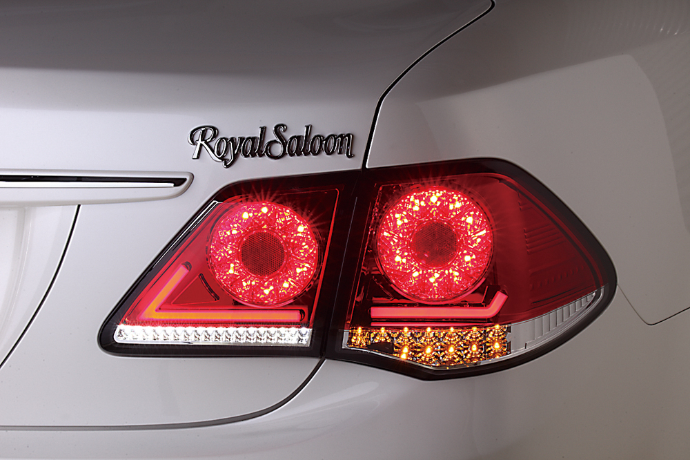 トヨタ200系クラウン用4灯式フルLEDテールがナイトシーンを圧倒