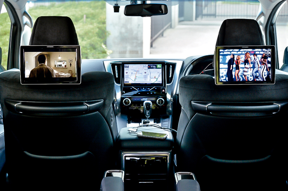 カロッツェリア」のモニターならばグリップに干渉する心配なし