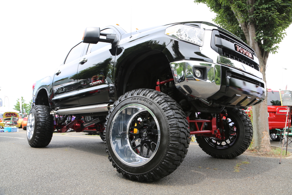 激上げ車高で超弩級!! ワイルドすぎるタンドラ発見【クロスファイブ