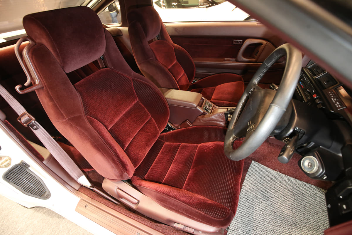 内装ワインレッド、外装ゴールド！ 昭和の国産車がイケイケな色合い