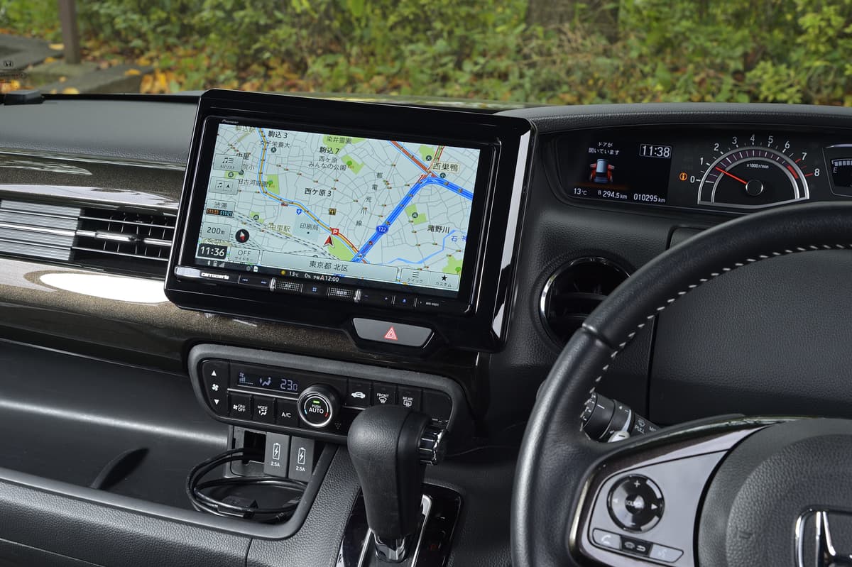 盤石のナビ性能に多彩なエンタメ機能！ 新型「楽ナビ」と「車載Wi-Fi