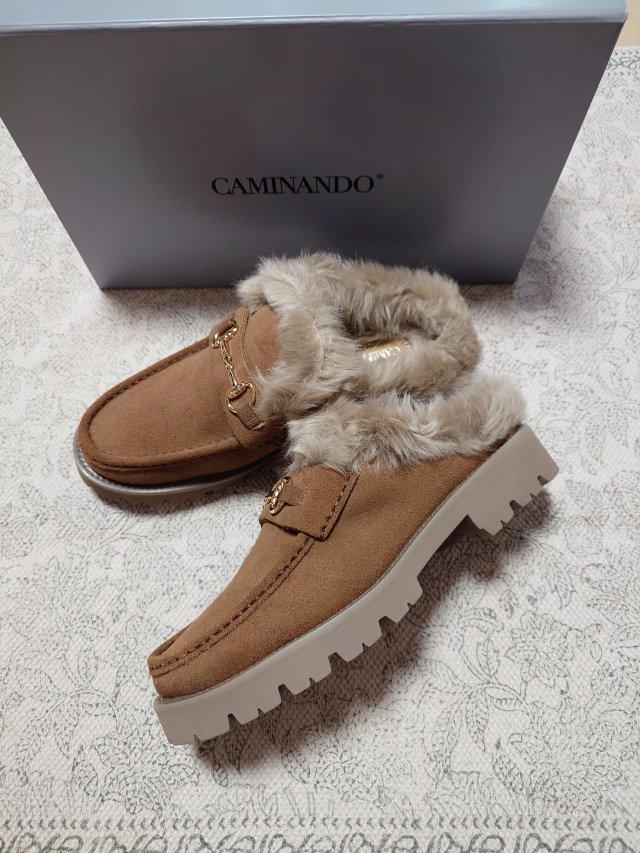 一目惚れした【CAMINANDO/カミナンド】のファースリッポン | Marisol