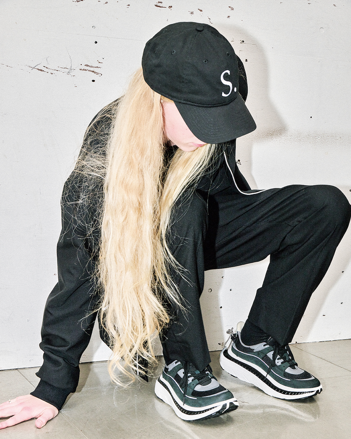 アグ」と「ソフネット」の新作コラボスニーカー