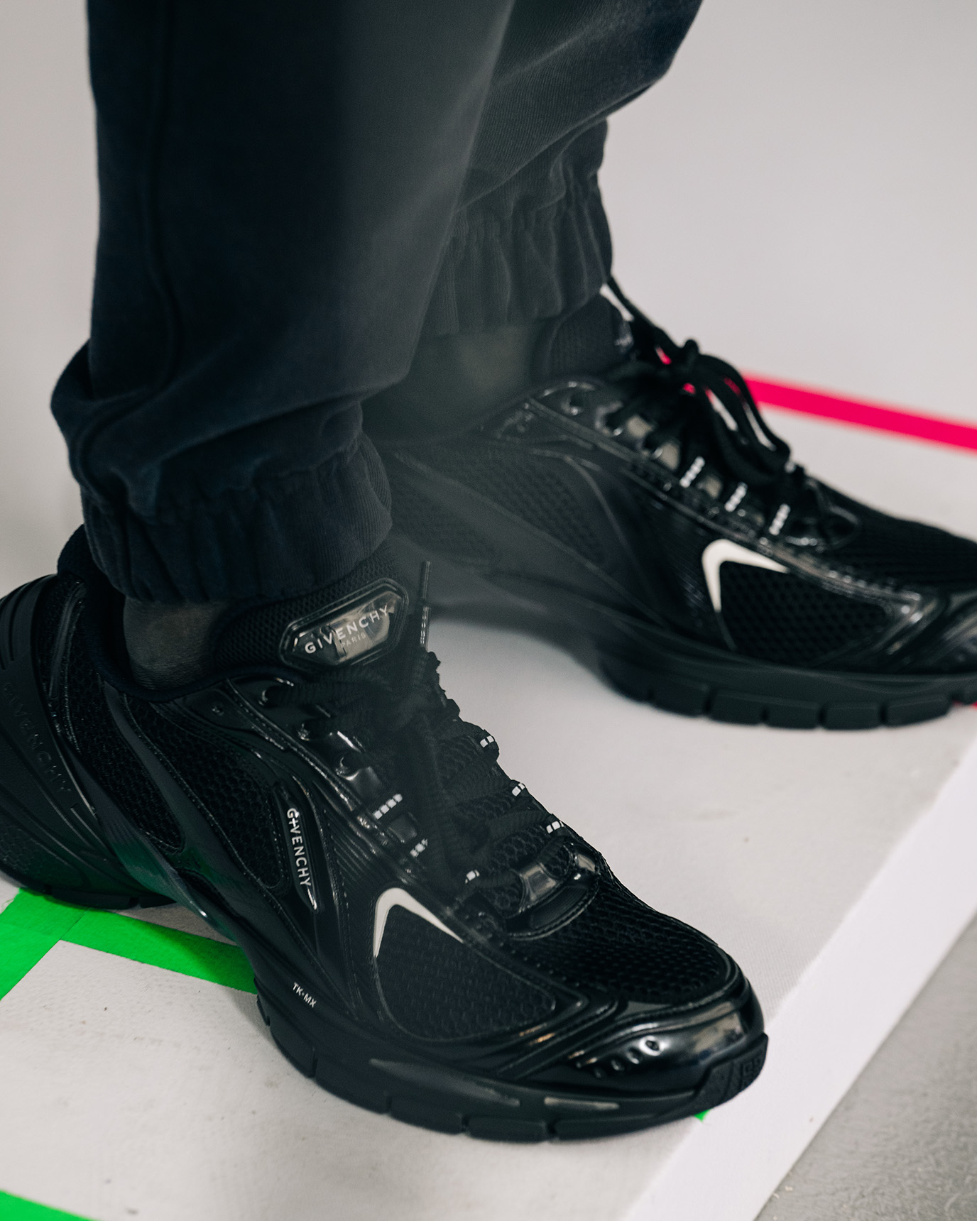 ジバンシィ」がメンズの新作スニーカー“TK-MX”を発売 期間限定ストアに