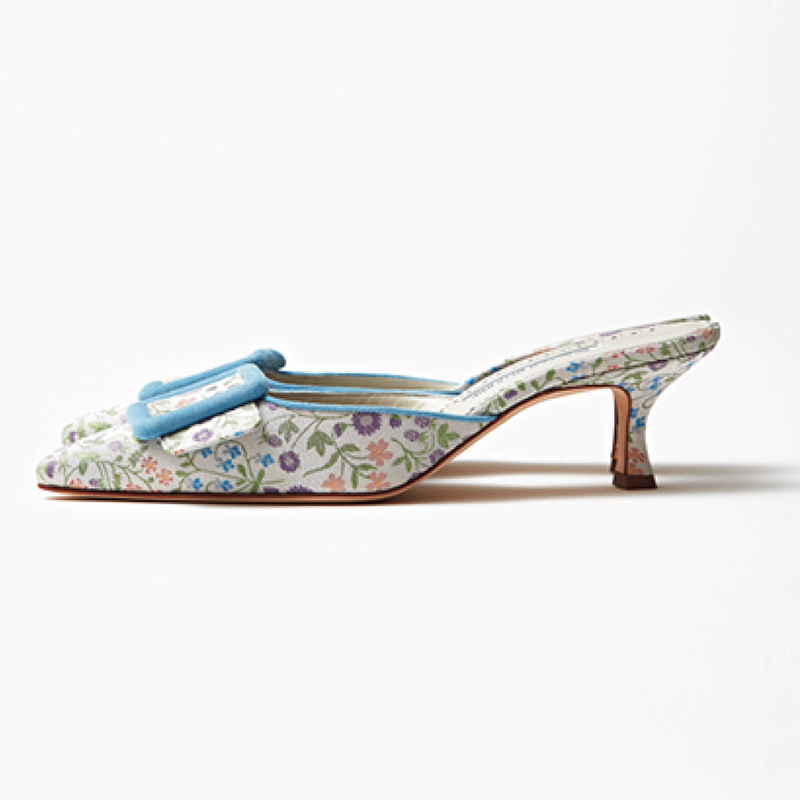 春待ち名品】“マノロブラニク”の花柄ミュールで足元からオシャレ更新